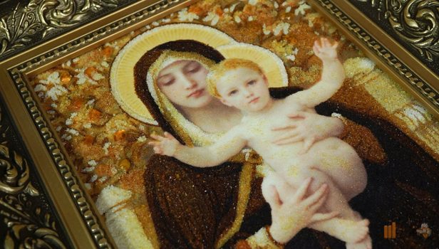 Jantárový obraz – Mária ľalií so žehnajúcim jezuliatkom_Obr2.1_joi.sk